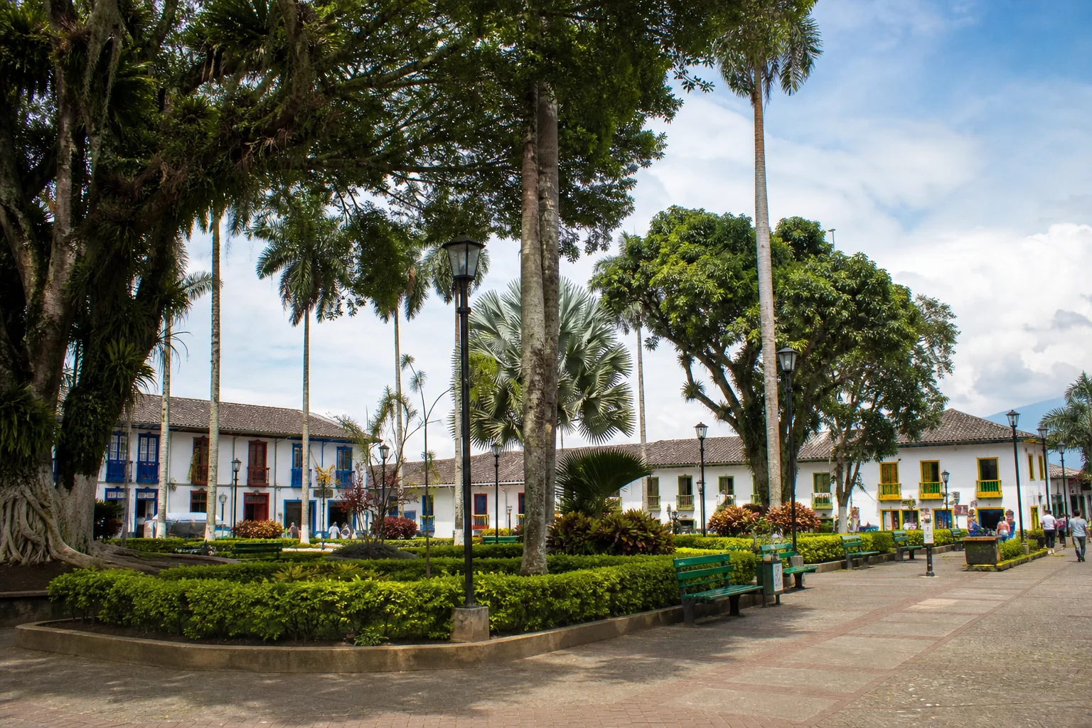 Vista del centro colorido de Filandia, Quindío, con arquitectura tradicional y ambiente de pueblo cafetero