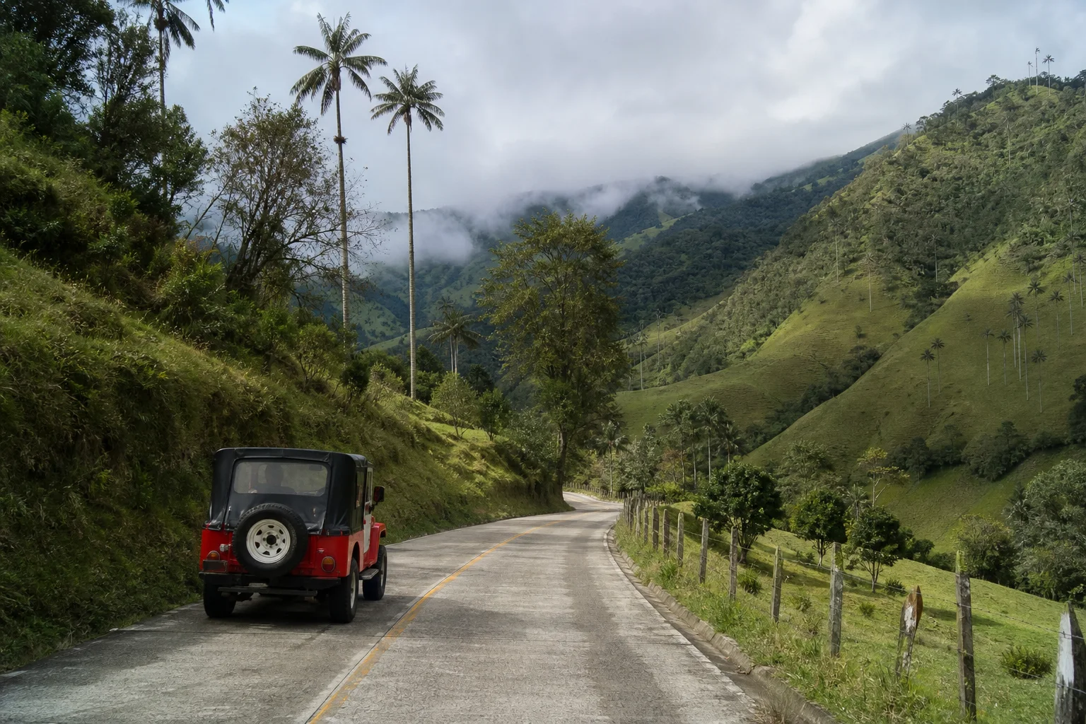Paysage de montagne du Quindío avec une route menant vers la vallée de Cocora