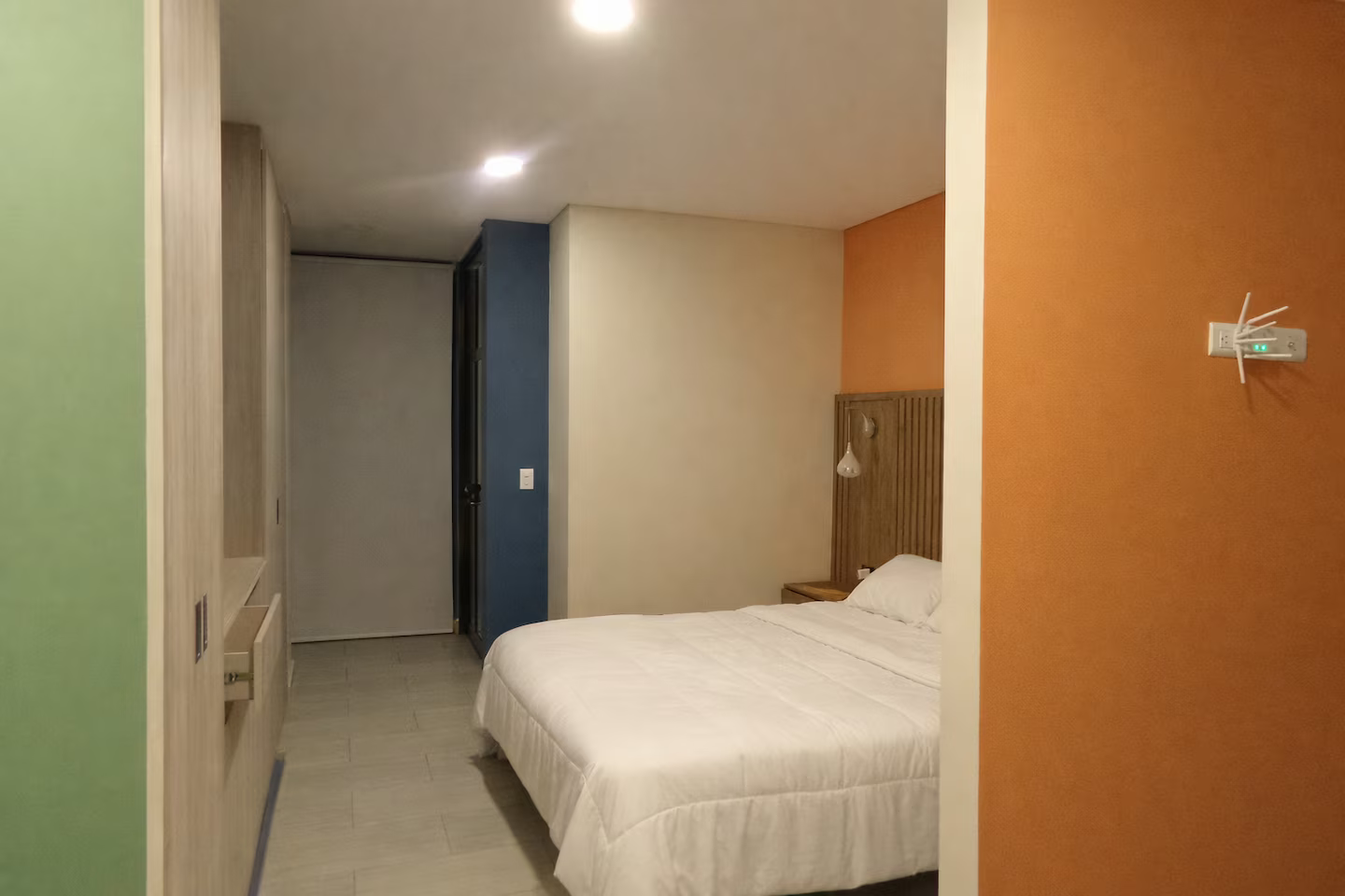 Habitación moderna con Smart TV y Netflix